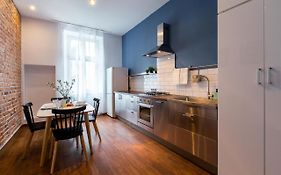 FriendHouse Apartments